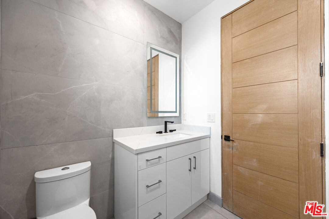 2123 S Cloverdale Ave Unit: 1