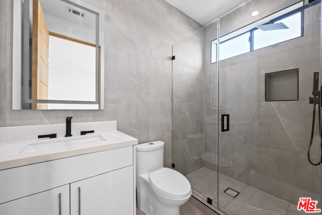 2123 S Cloverdale Ave Unit: 1