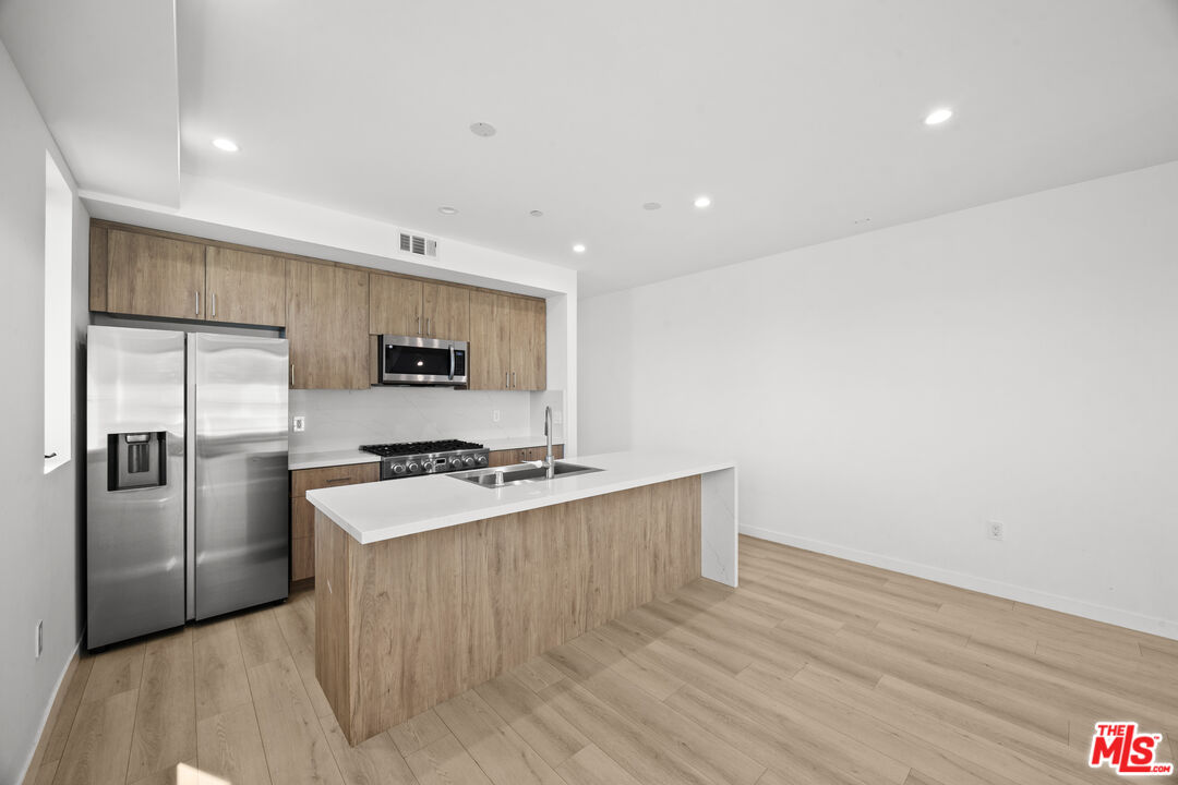 2123 S Cloverdale Ave Unit: 1