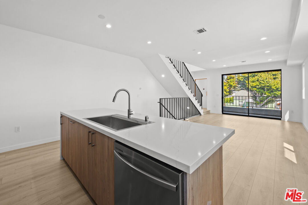 2123 S Cloverdale Ave Unit: 1