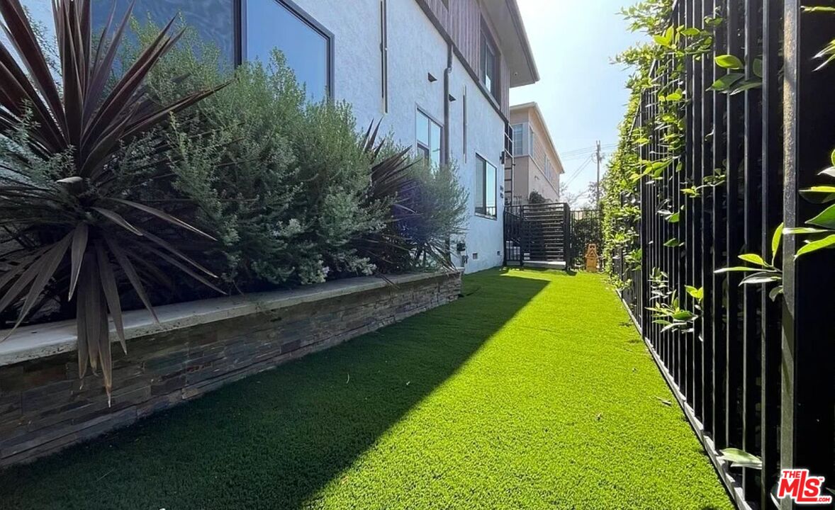 1444 S Crescent Heights Blvd