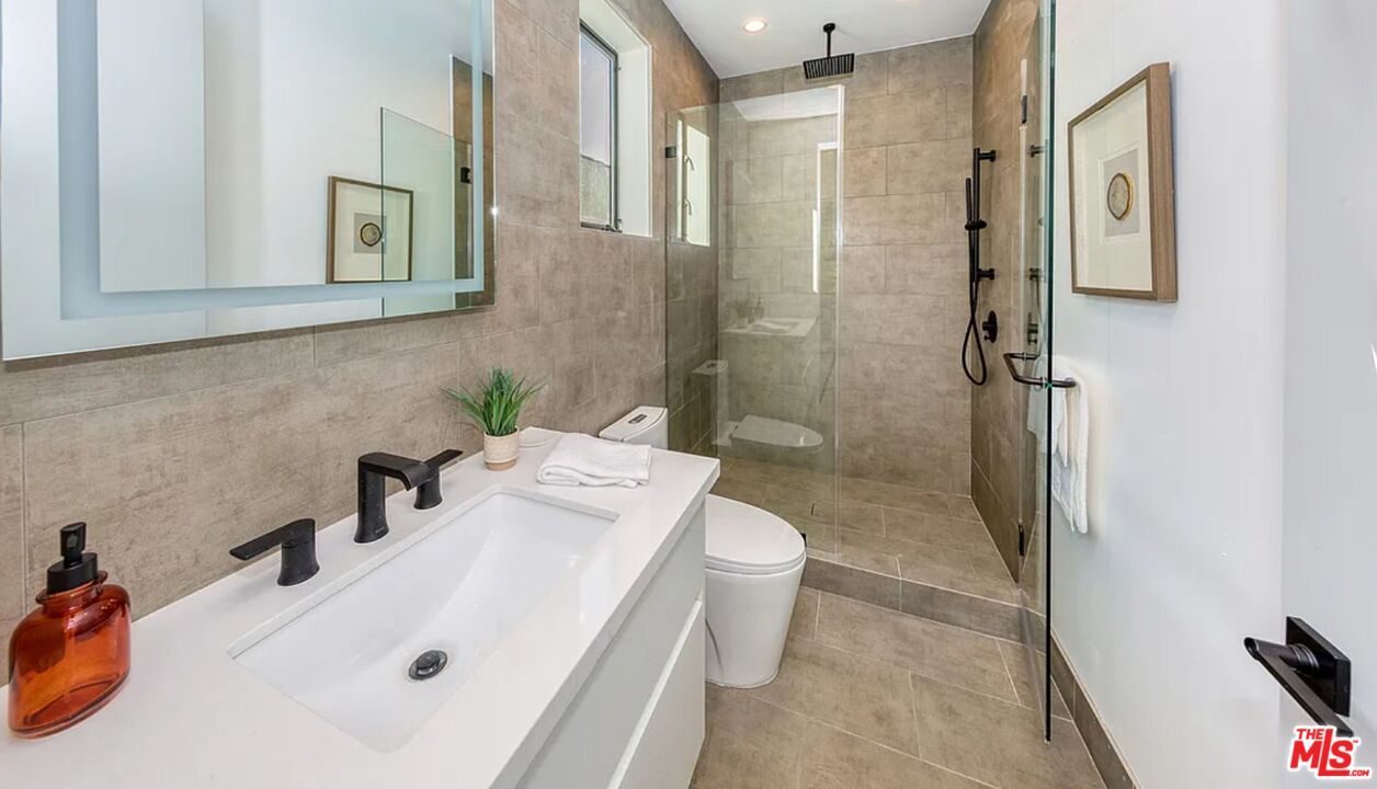 1637 S Sherbourne Dr