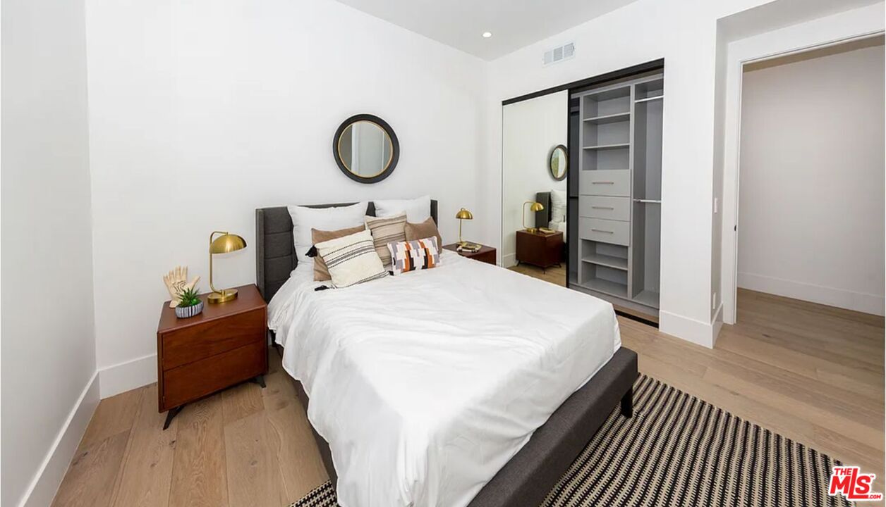 1637 S Sherbourne Dr