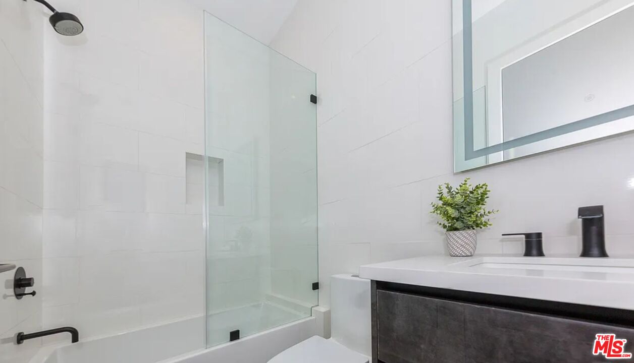 1637 S Sherbourne Dr