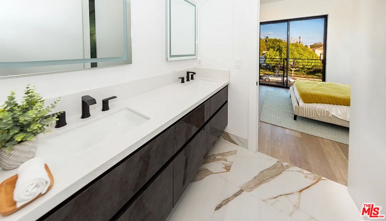 1637 S Sherbourne Dr