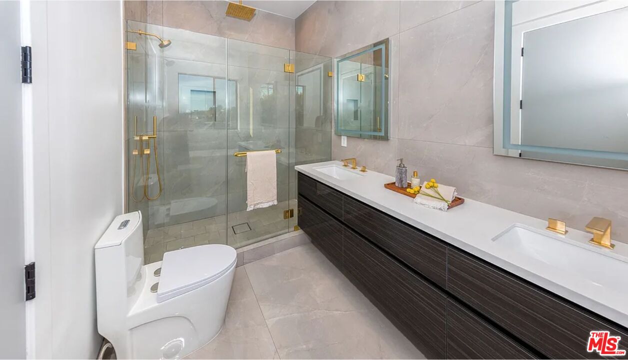 1637 S Sherbourne Dr