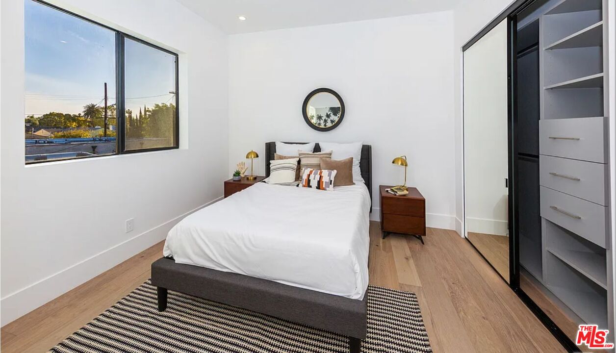 1637 S Sherbourne Dr