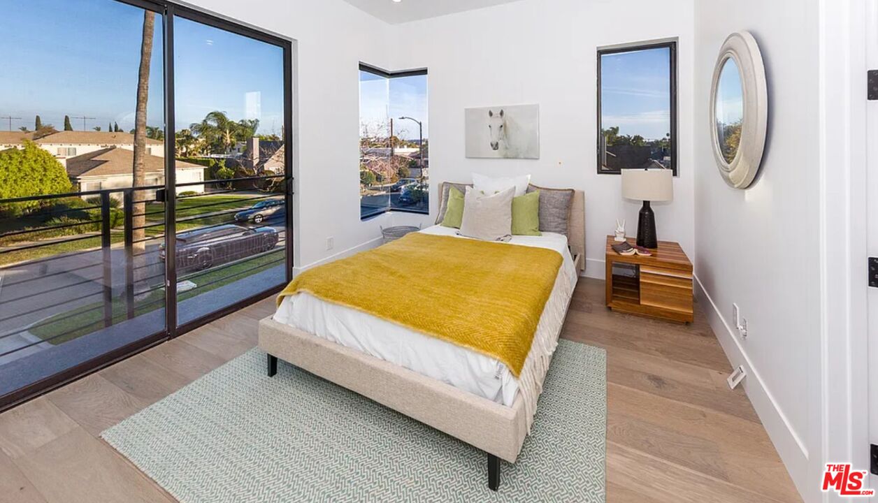 1637 S Sherbourne Dr