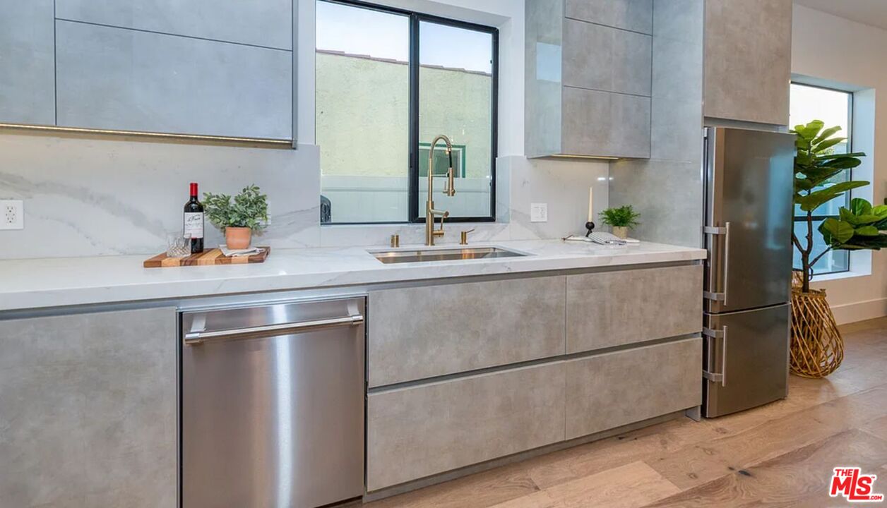 1637 S Sherbourne Dr