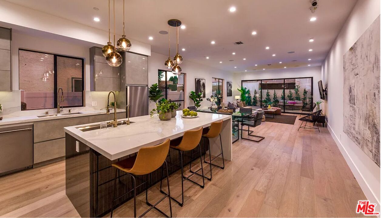 1637 S Sherbourne Dr