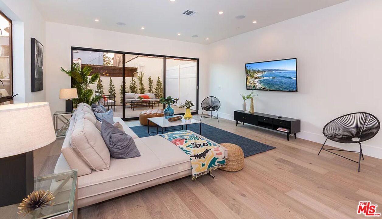 1637 S Sherbourne Dr