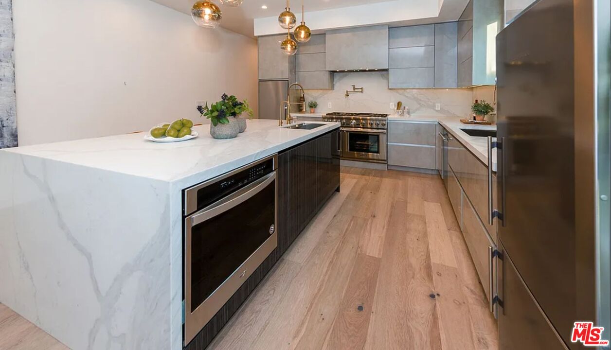 1637 S Sherbourne Dr