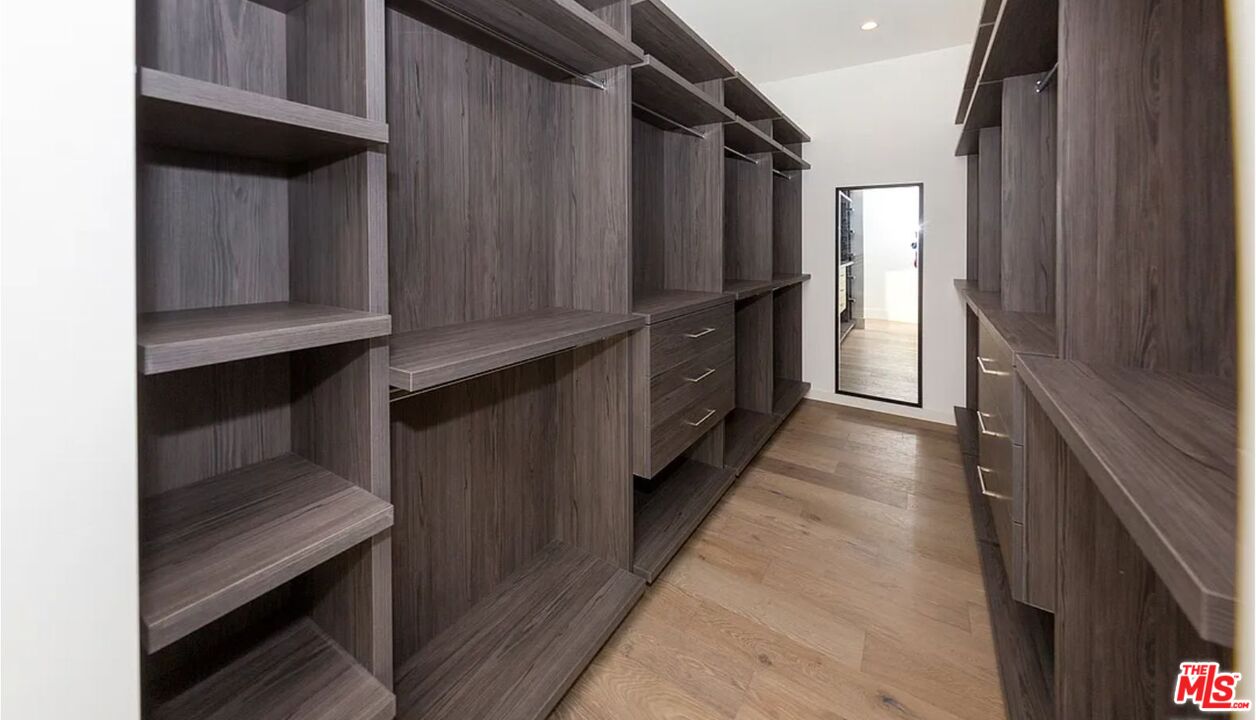 1637 S Sherbourne Dr