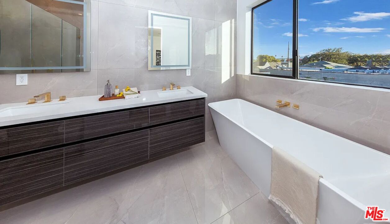 1637 S Sherbourne Dr