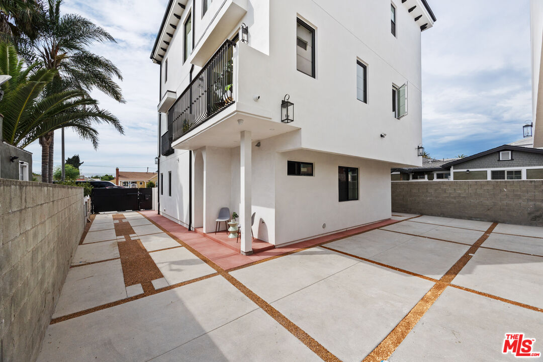 2324 S Dunsmuir Ave Unit: 2