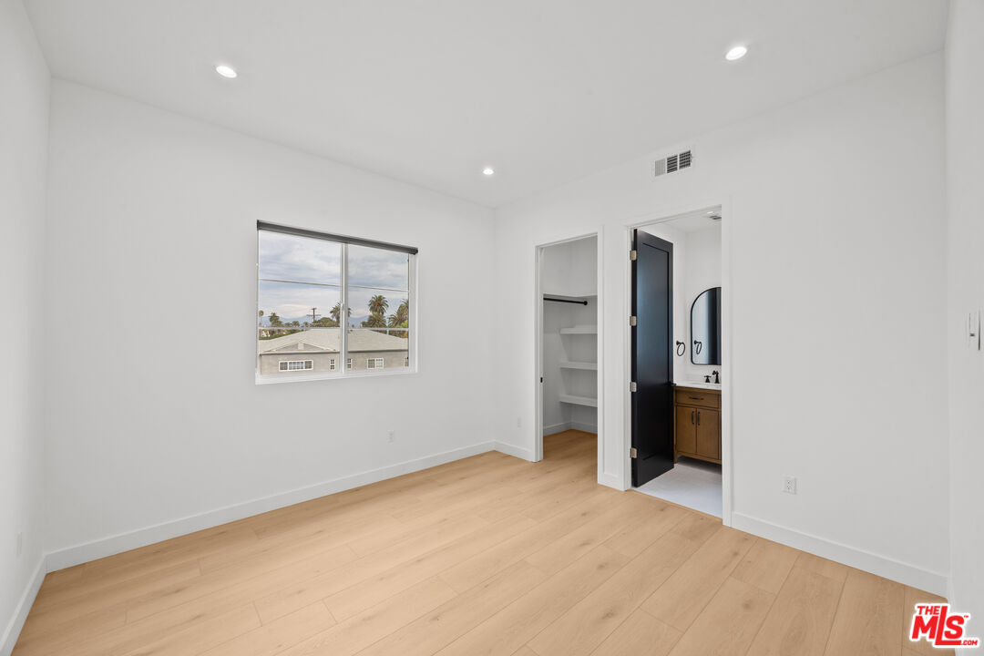 2324 S Dunsmuir Ave Unit: 2