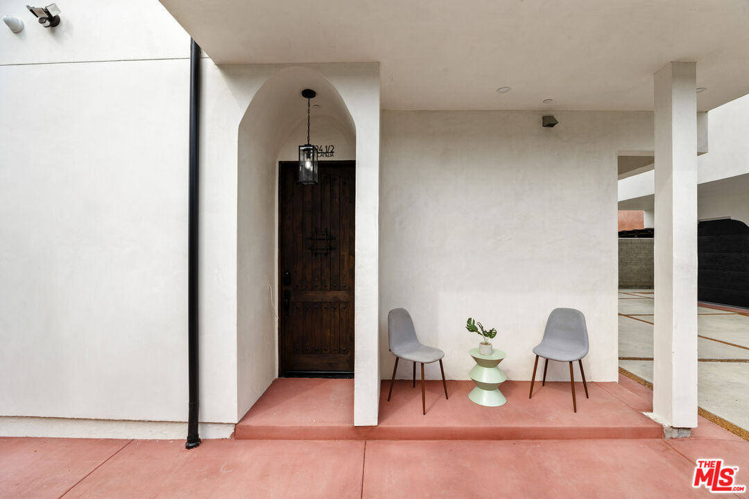 2324 S Dunsmuir Ave Unit: 2