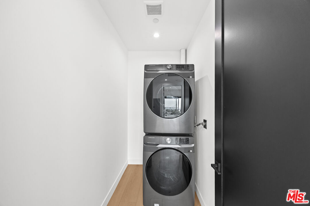 2324 S Dunsmuir Ave Unit: 2