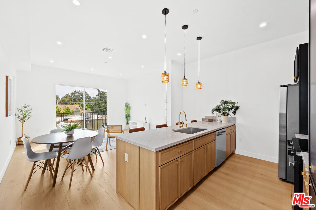 2324 S Dunsmuir Ave Unit: 2