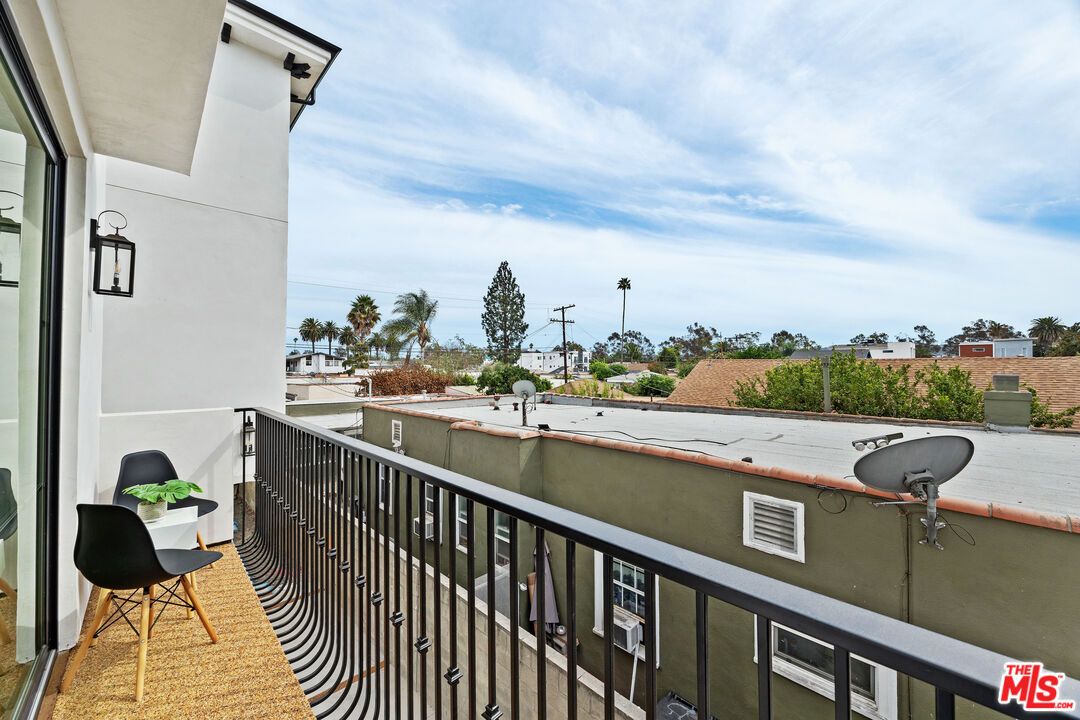 2324 S Dunsmuir Ave Unit: 2