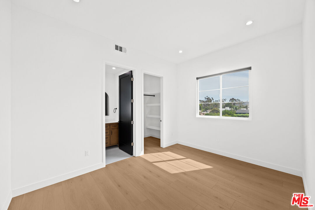 2324 S Dunsmuir Ave Unit: 2