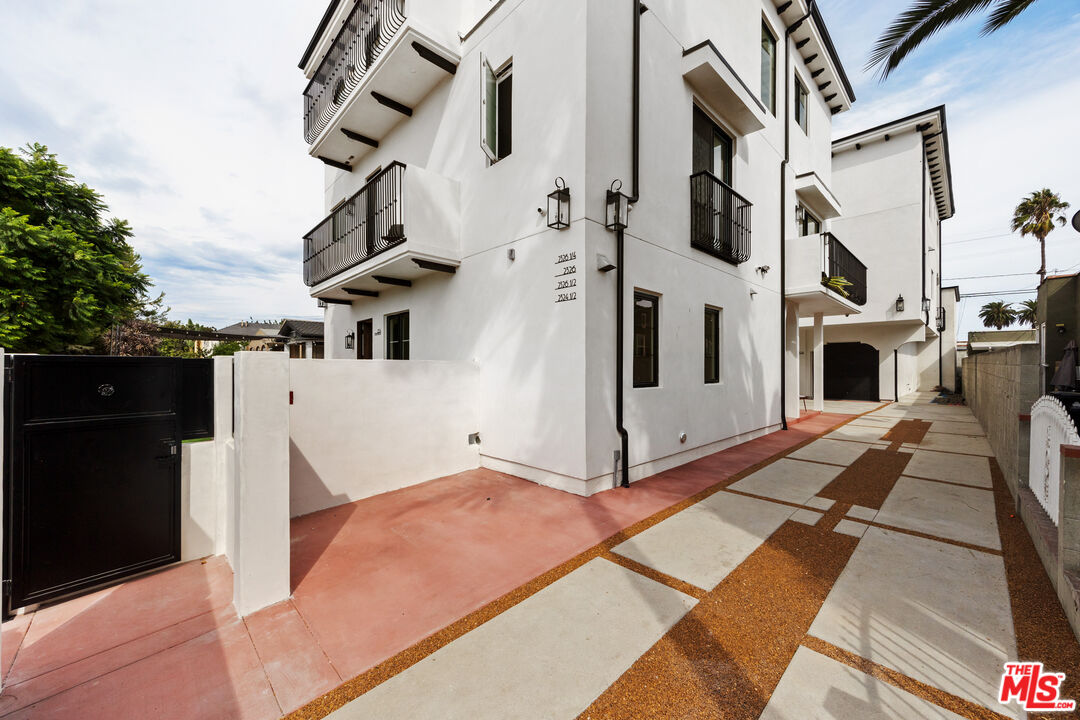 2324 S Dunsmuir Ave Unit: 2