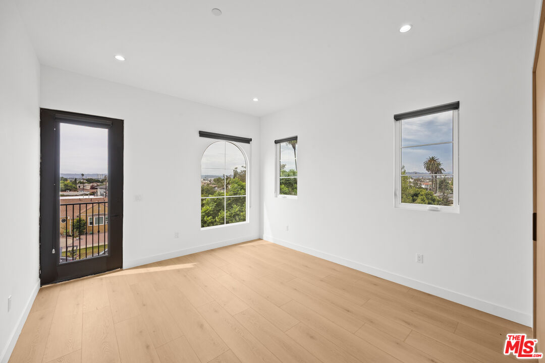 2324 S Dunsmuir Ave Unit: 2