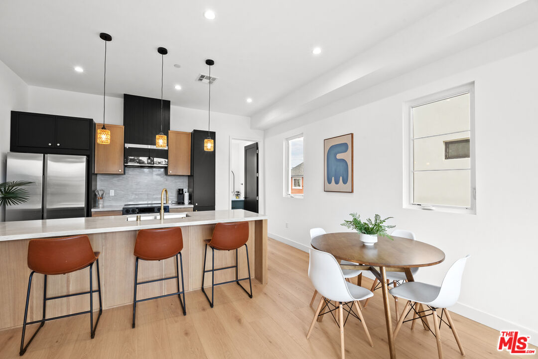 2324 S Dunsmuir Ave Unit: 2