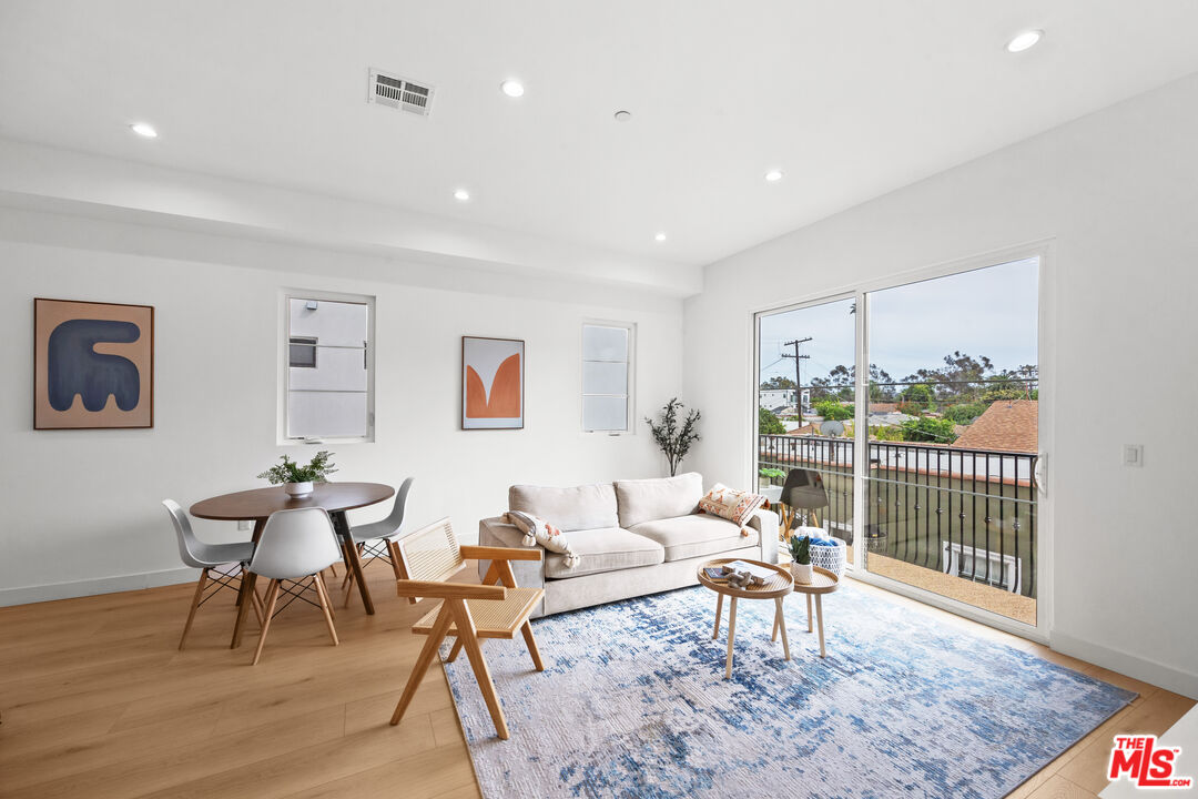 2324 S Dunsmuir Ave Unit: 2