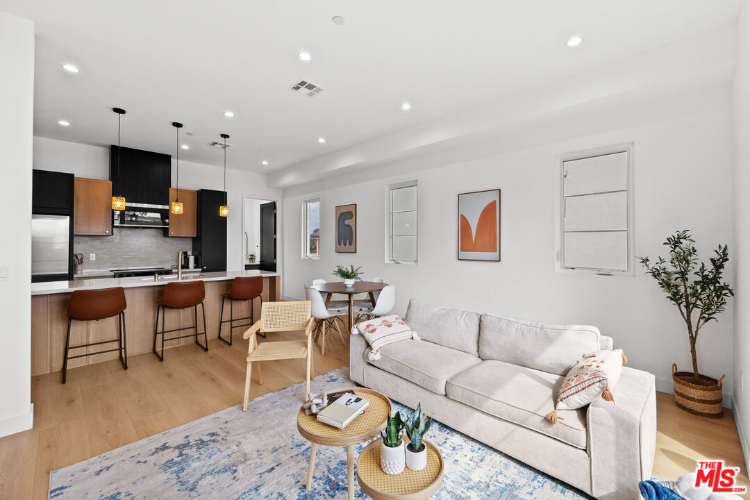 2324 S Dunsmuir Ave Unit: 2