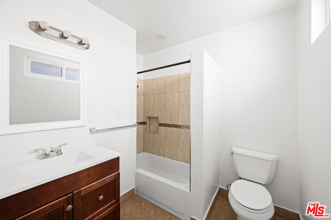 1032 S Bedford St Unit: 3