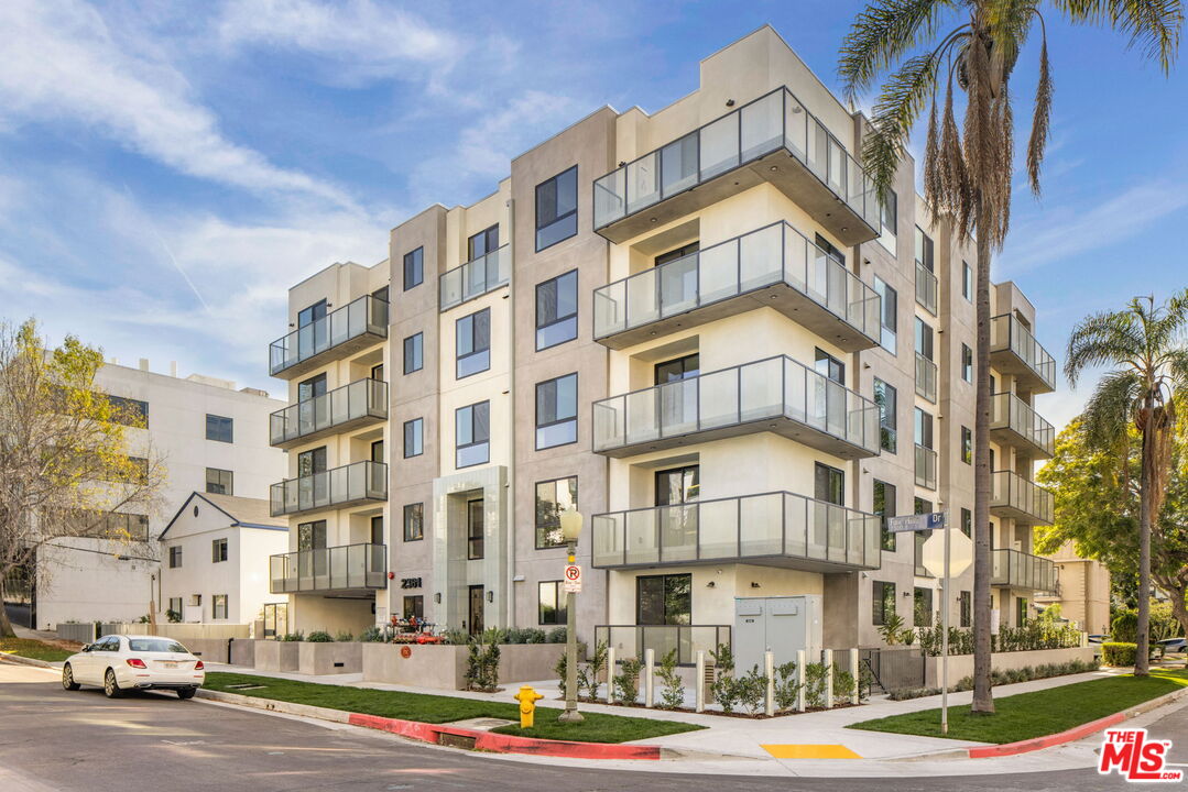2361 Fox Hills Dr Unit: 201
