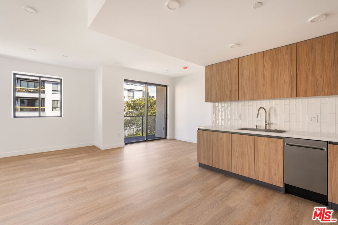 2361 Fox Hills Dr Unit: 201