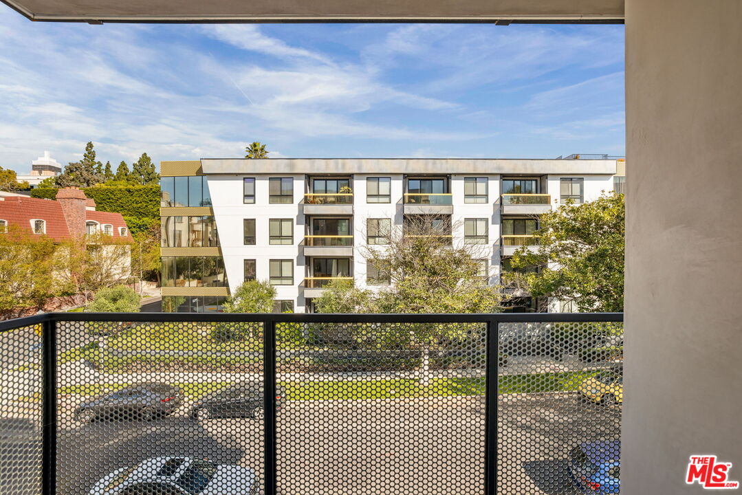 2361 Fox Hills Dr Unit: 201