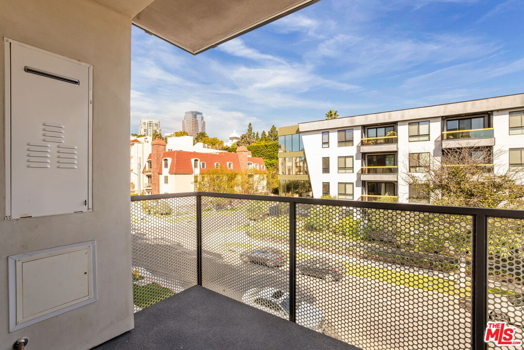 2361 Fox Hills Dr Unit: 201