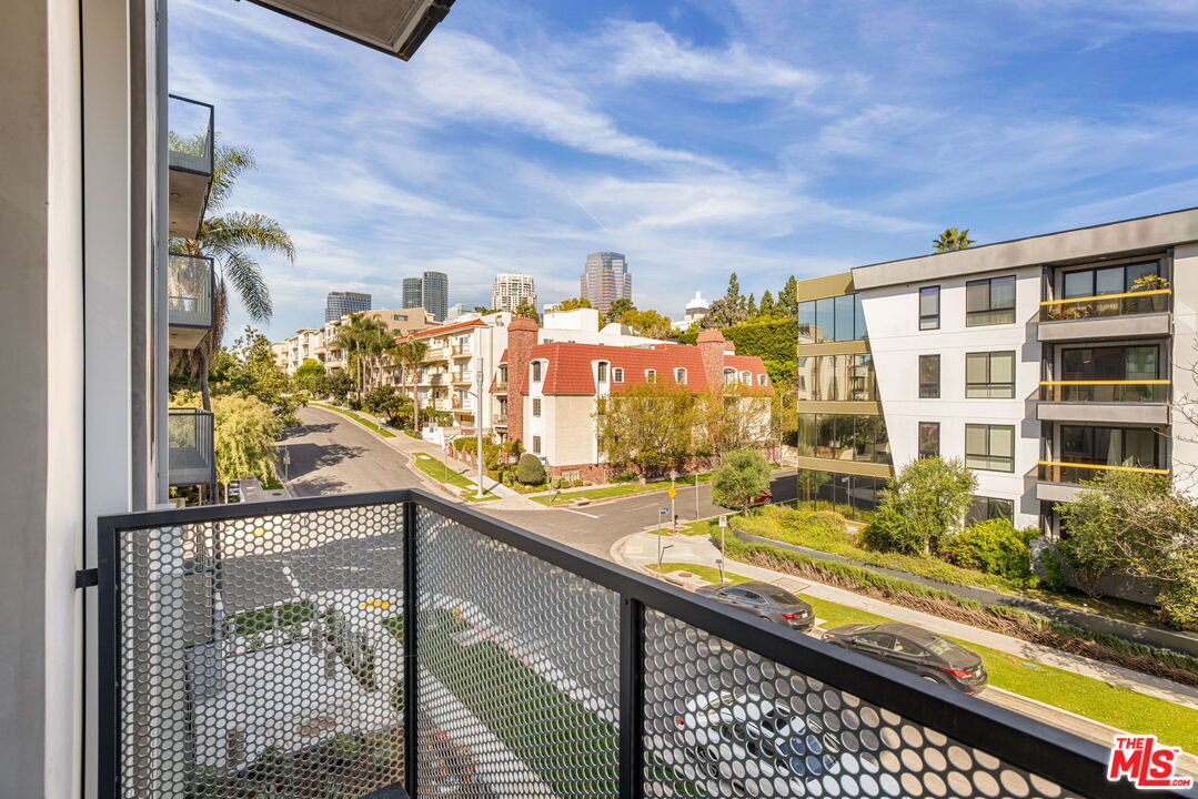 2361 Fox Hills Dr Unit: 201