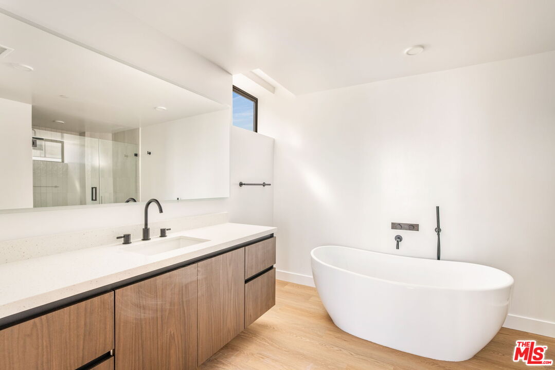 2361 Fox Hills Dr Unit: 201
