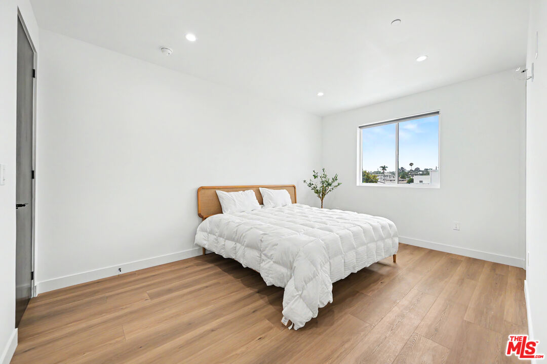 1907 S Corning St Unit: 1