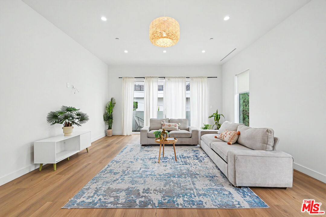 1907 S Corning St Unit: 1