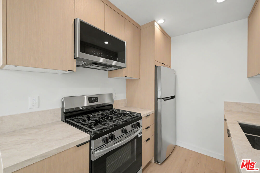 1445 S Sherbourne Dr Unit: 15