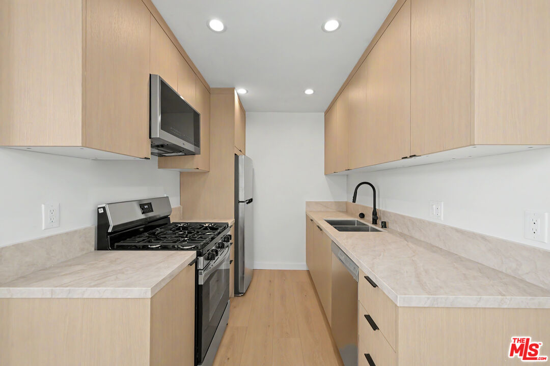 1445 S Sherbourne Dr Unit: 15