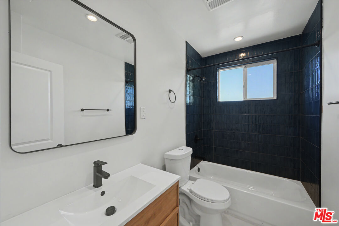 1445 S Sherbourne Dr Unit: 15