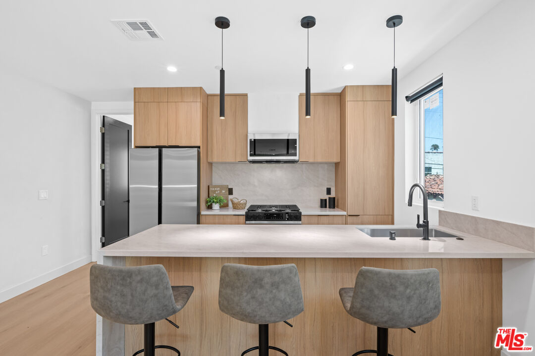 839 N Detroit St Unit: 837
