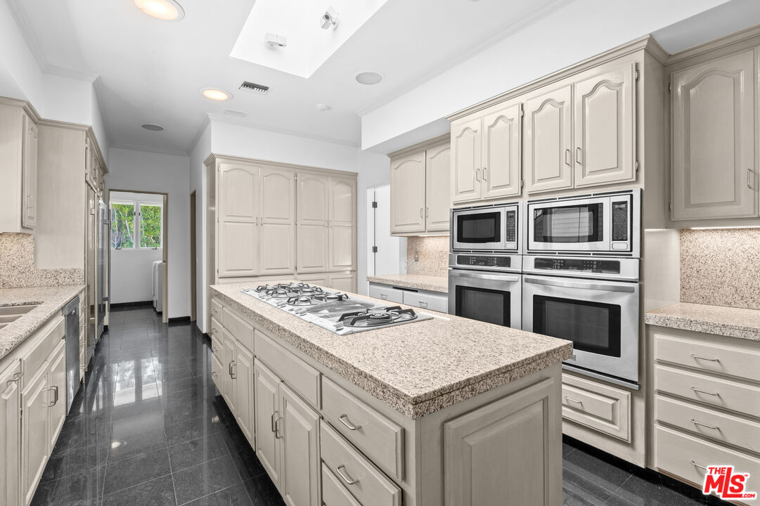 716 N Beverly Dr