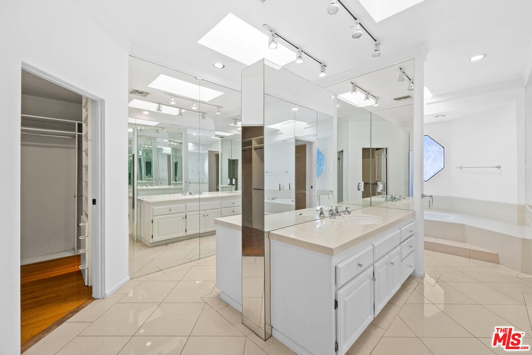 716 N Beverly Dr