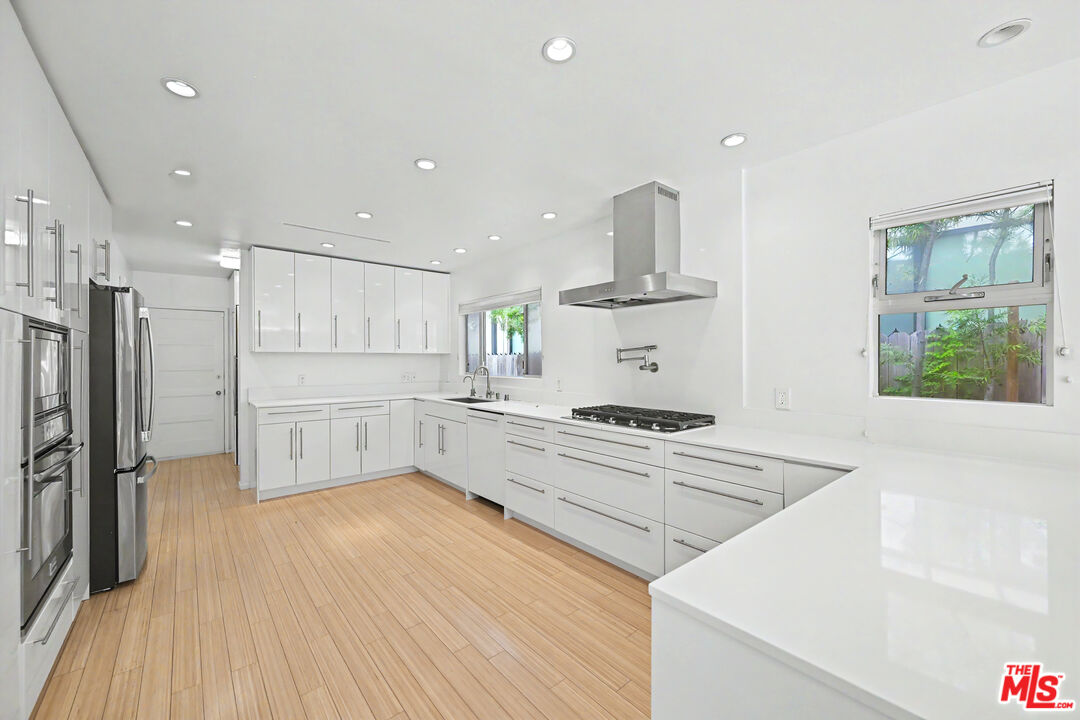 9512 Duxbury Ln