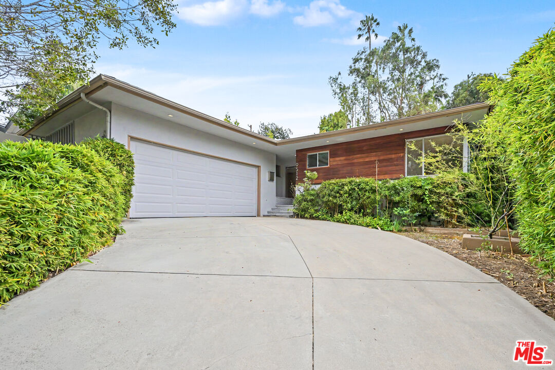 9512 Duxbury Ln