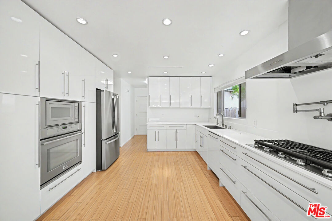 9512 Duxbury Ln