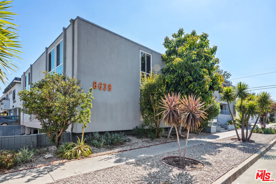 8638 Cashio St