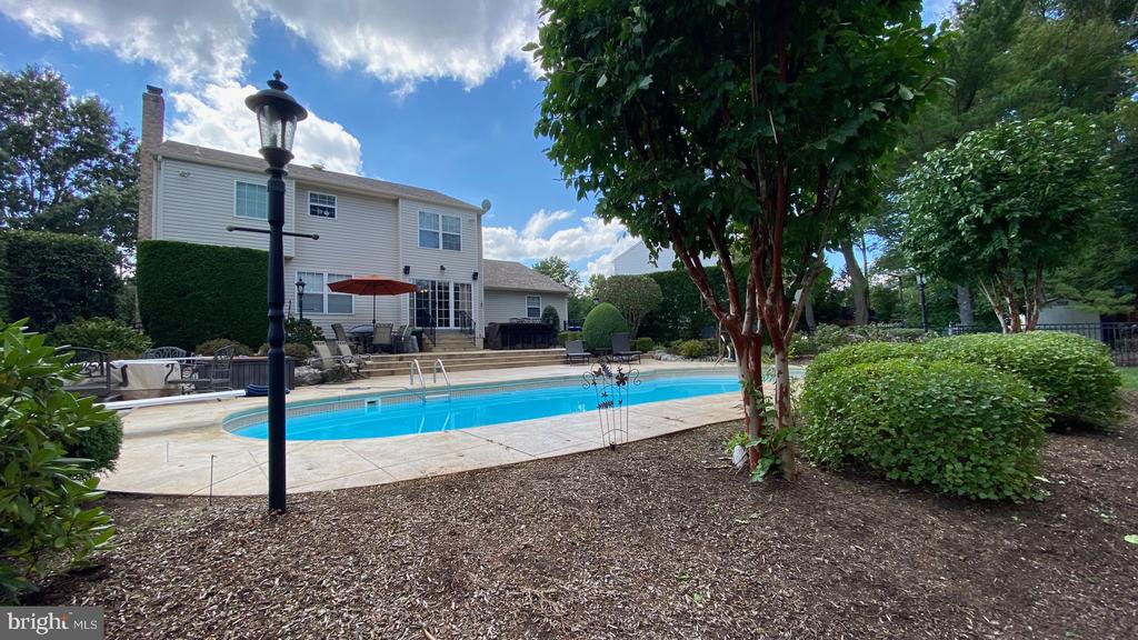 6 Black Pine Ln